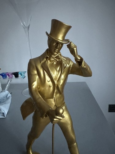 Jonnie walker gold - jonnie, statue