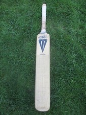 DUNCAN FEARNLEY SUPREME Cricket Bat 33" Lg Harrrow - weighs 1.2kg County Signed