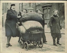 1947 Press Photo London Family Carts Bags of Coke Home During Fuel Crisis