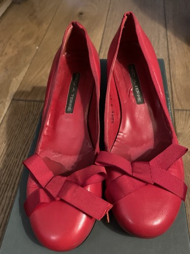 Red shoes size pied - by, a