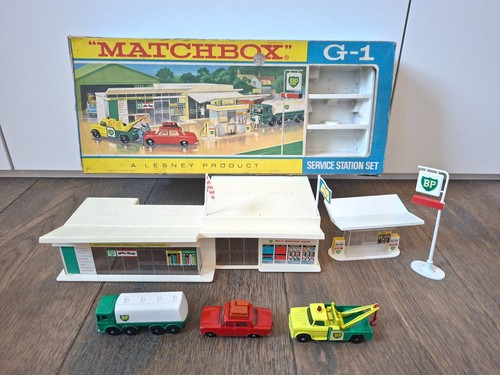 Matchbox service station - service,
