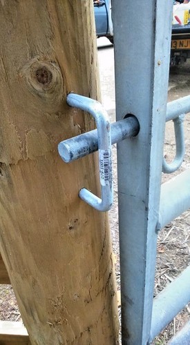 Gate staple keep latch - , for