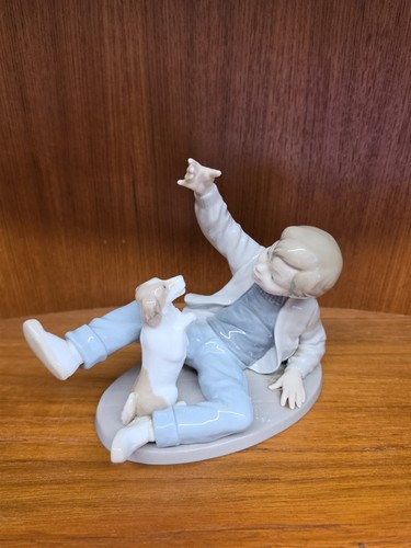 Nao lladro boy - nao, playing