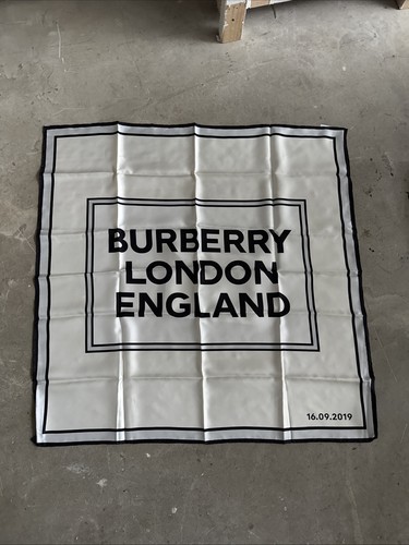 Burberry show invite - show, sill