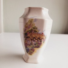 Melba Ware Staffordshire Vase  Pretty Thatched  Cottage & Garden 16cm H