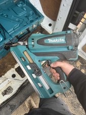 Makita GN900SE Gas Nail Gun