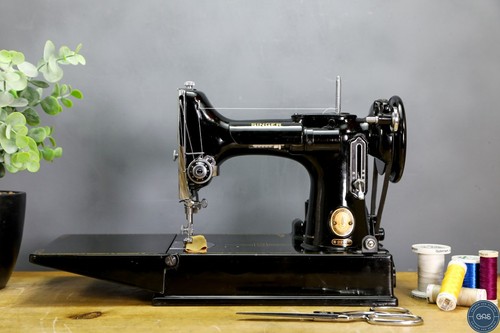 Excellent 1955 vintage singer - excellent,