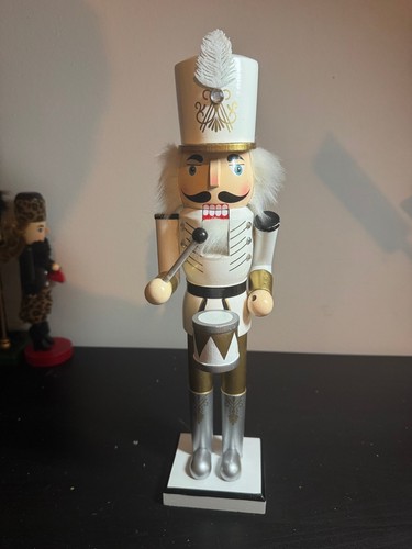 White and gold - white, drummer