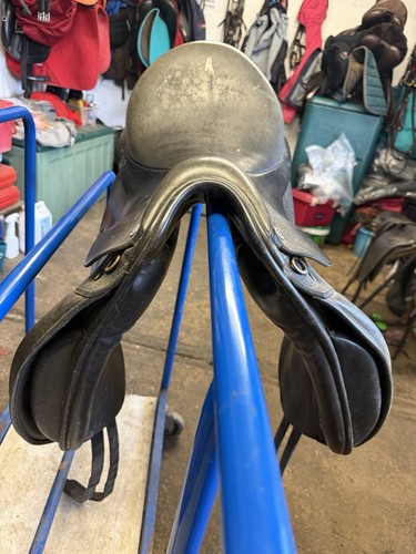 Bates dressage saddle - dressage, 17.5''