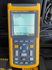 Fluke 123  Industrial Scopemeter 20MHz + Charger + Leads + Case
