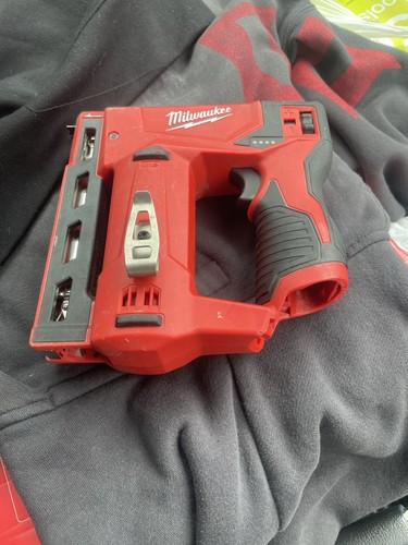 Milwaukee m12 staple - milwaukee, gun