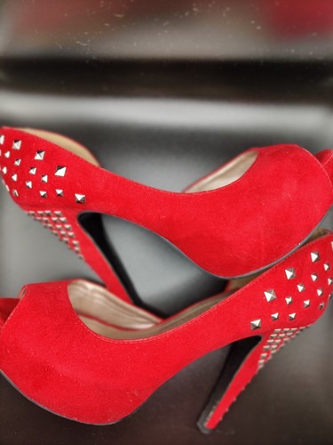 Dots red studded - studded, peep