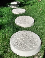 White Round Concrete Daisy Garden Stepping Stones 23cm / 9Inch x 6