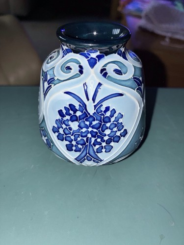 Moorcroft trial piece pussy - moorcroft,
