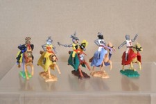 TIMPO SWOPPETS BRITAINS DEETAIL 6 x MOUNTED CRUSADER KNIGHTS ATTACKING 1om