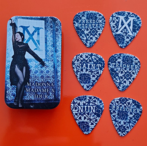 Madonna madame tour guitar - tour,