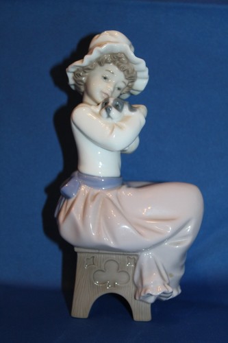 Nao lladro figure - by,