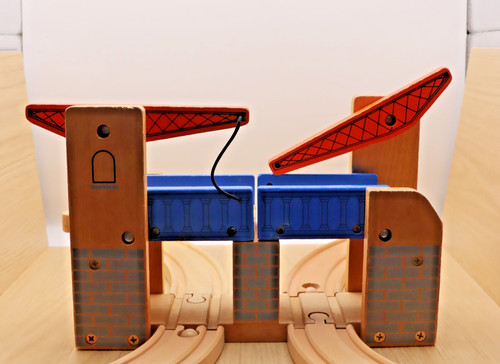 Wooden train track lifting - train,