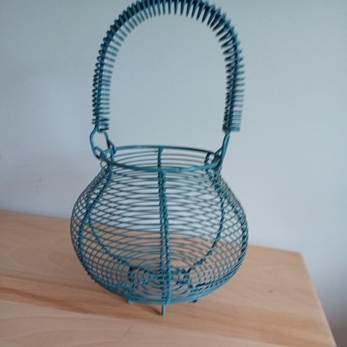 Wire frame egg basket blue