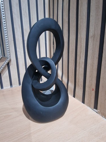 Black circular sculpture - black,