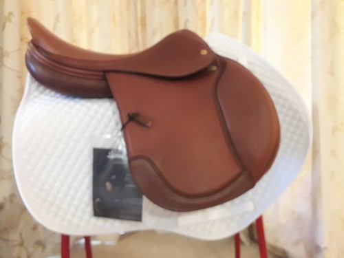 Inch wide jumping - wide, saddle