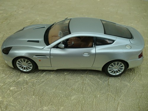 Burago aston martin - burago, vanquish
