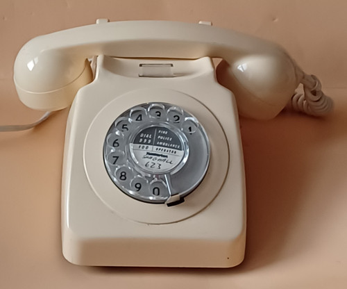 Vintage cream rotary - ,