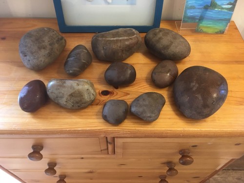 Smooth round stones - 11,
