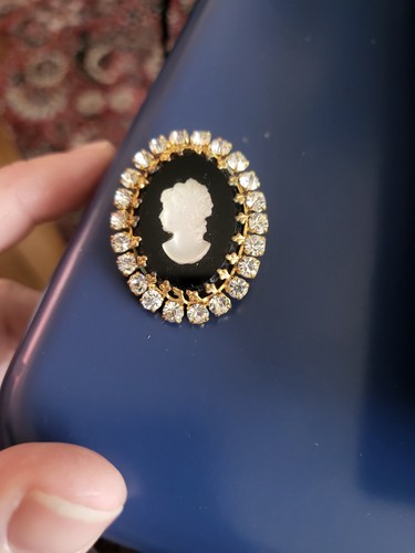 Vintage 1980s cameo brooch - cameo,
