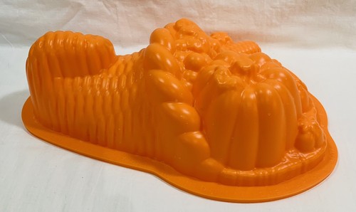 Cornucopia cake pan - cake,