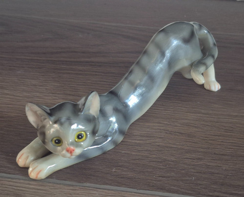 Vtg ceramic figurine - vtg, a