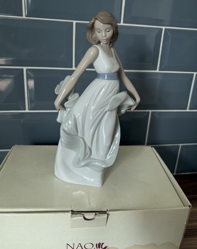 Nao lladro figurine walking - nao,