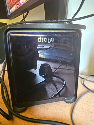 Drobo bay network - 5-bay, attached