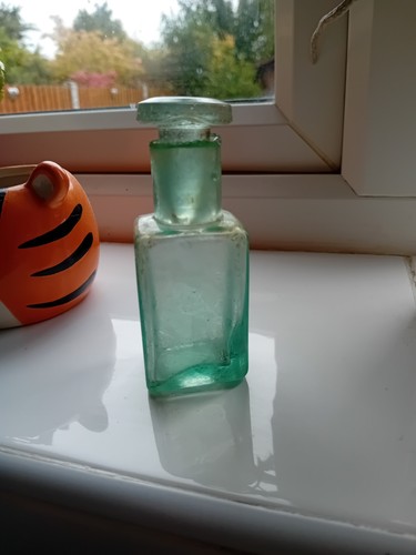 Beautiful green glass - ,