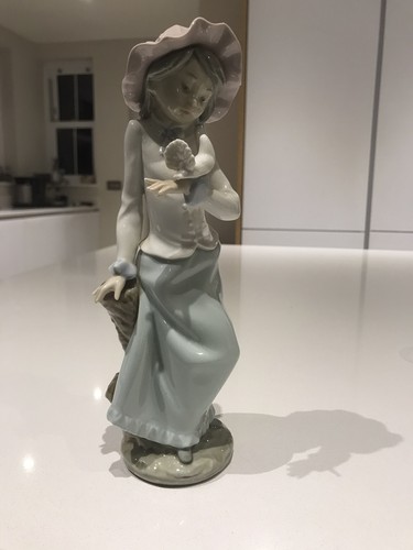 Nao lladro girl holding - nao,