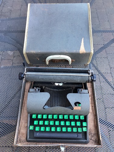 Lilliput typewriter travel - lilliput, in