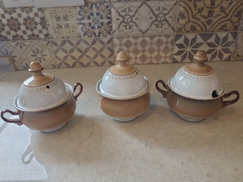 Set small lidded pots - of, 3