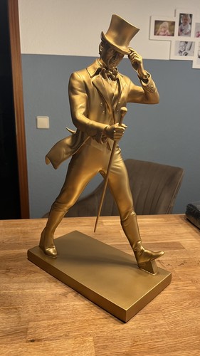 Johnnie walker figurine statue - johnnie,