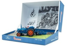 UNIVERSAL HOBBIES - FORDSON Super Dexta with 2 Corps RANSOMES TS 54A plough -...