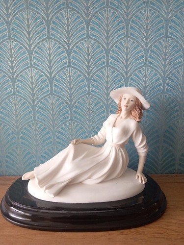 Leonardo white sitting female - leonardo,