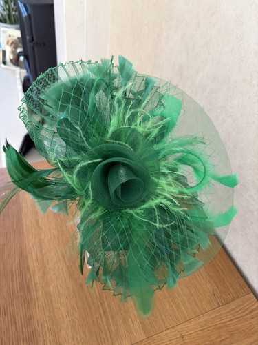 Green fascinator with feather - green,