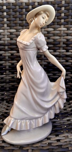 Nao lladro figurine elegant - lladro,