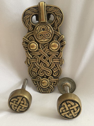 Saxon buckle door - saxon,