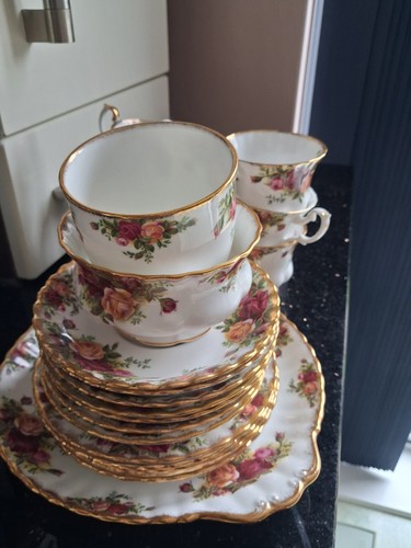 Old country roses english bone - old,
