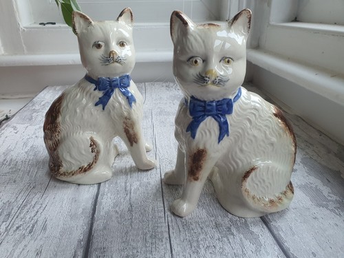 Pair cat figurines tan - cat,