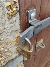 SECURITY BAR FOR SHED HUT GARAGE OFFICE DOORS  EXTRA HEAV DUTY 3 SIZES UK MADE