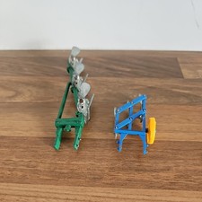 BRITAINS FARM PLOUGHS SET 9546 - Green Turnover Plough and Blue 3 Furrow Plough