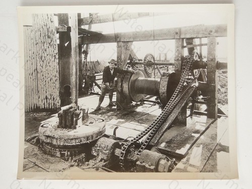 Early rotary drilling rig - early, oil