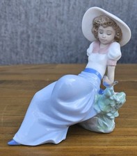 LLADRO NAO 'GIRL LISTENING TO BIRDSONG' 1042 RETIRED PORCELAIN FIGURINE