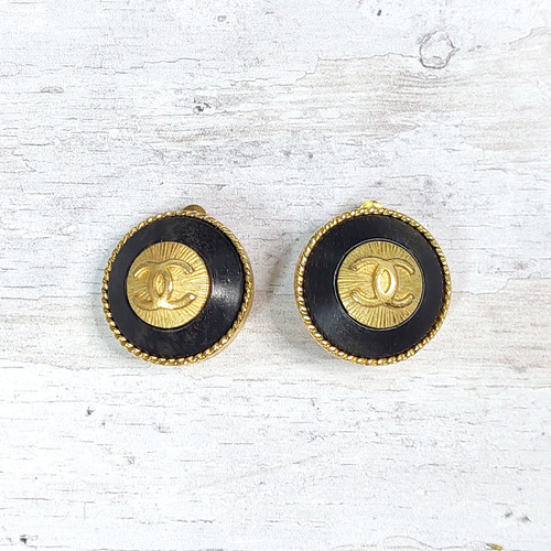 Chanel logo clip - chanel, on